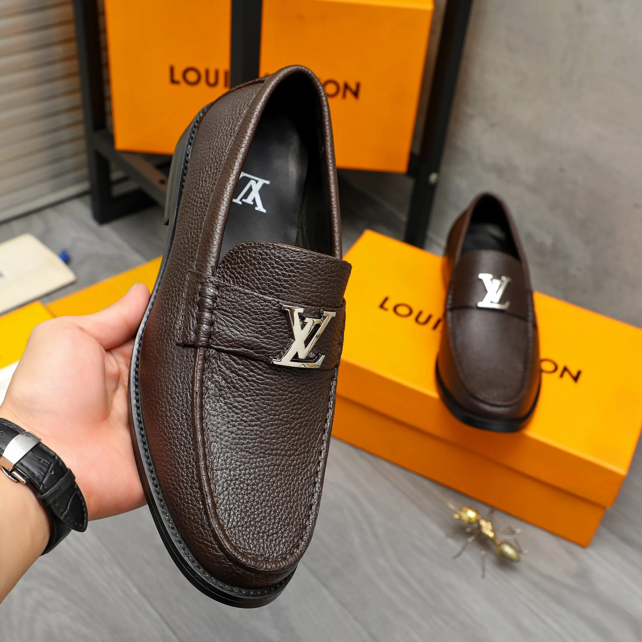 Men's shoes 💰442 Product trademark: LV "Louis Vuitton" business slip-on leather shoes Regular size: 38-46 (45.46 custom-made, non-returnable) Product materials: Selected pebbled cowhide upper, cowhide lining, original rubber outsole